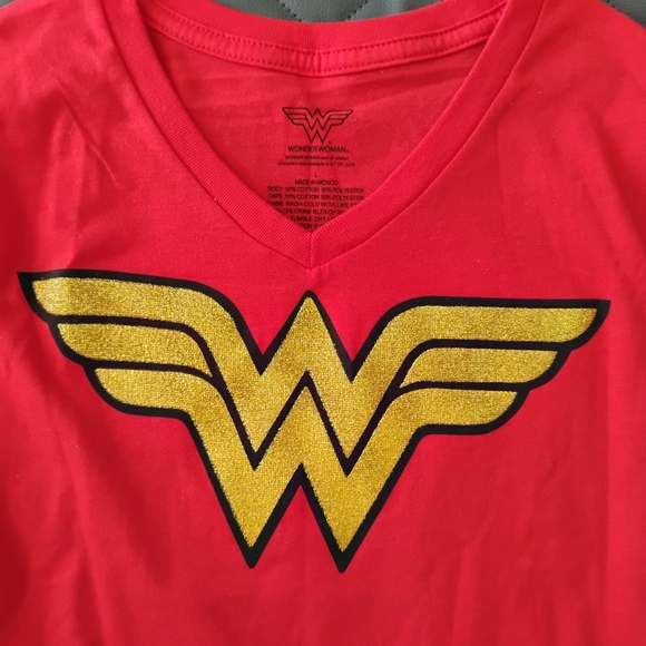 WONDER WOMAN SHIRT AND CAPE HALLOWEEN COSTUME SIZE LARGE FOR WOMEN OR TEEN - NEW - Picture 12 of 12